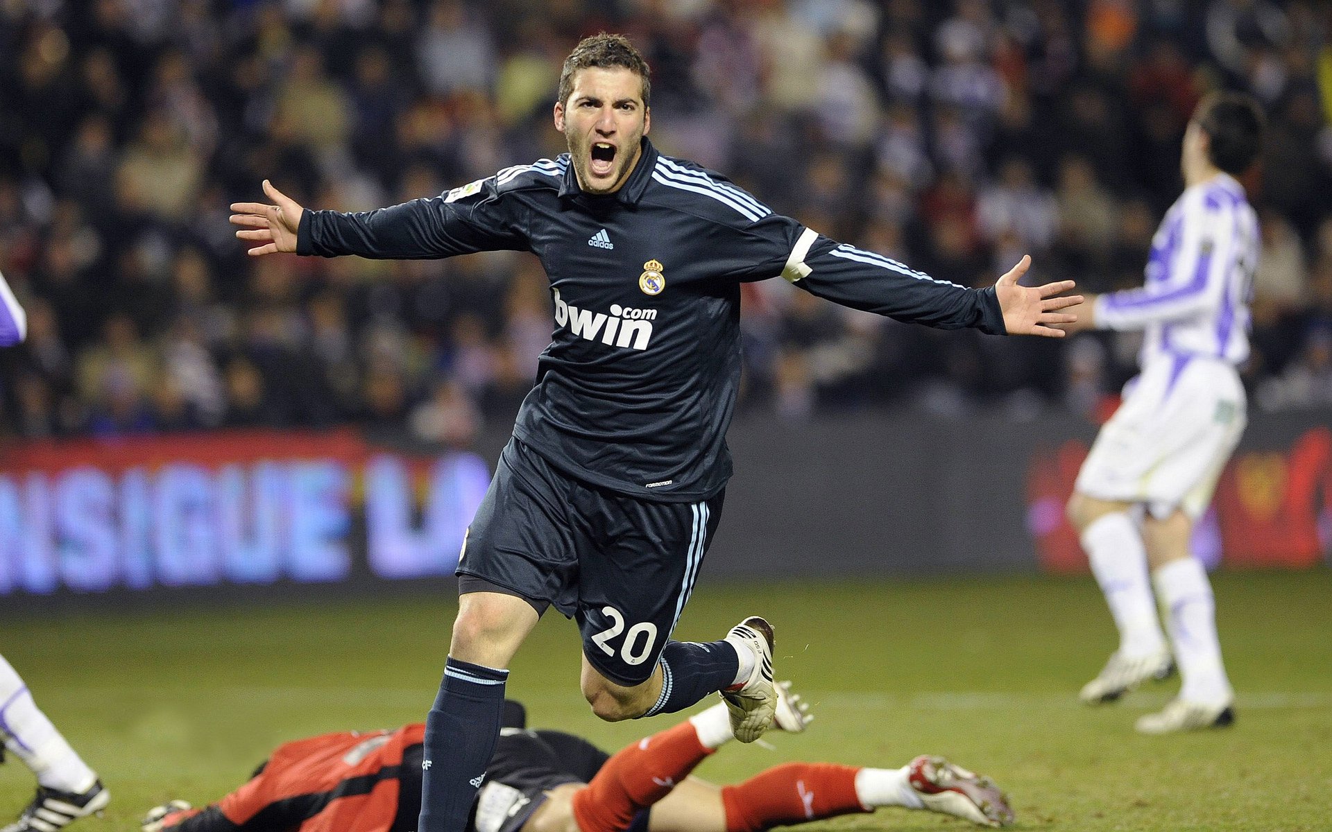 包含莱万多夫斯基在阿森纳比赛中爆冷,夺冠引发热议!全场沸腾不已的词条